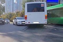 Автобус с пассажирами столкнулся с легковым автомобилем в Хабаровске
