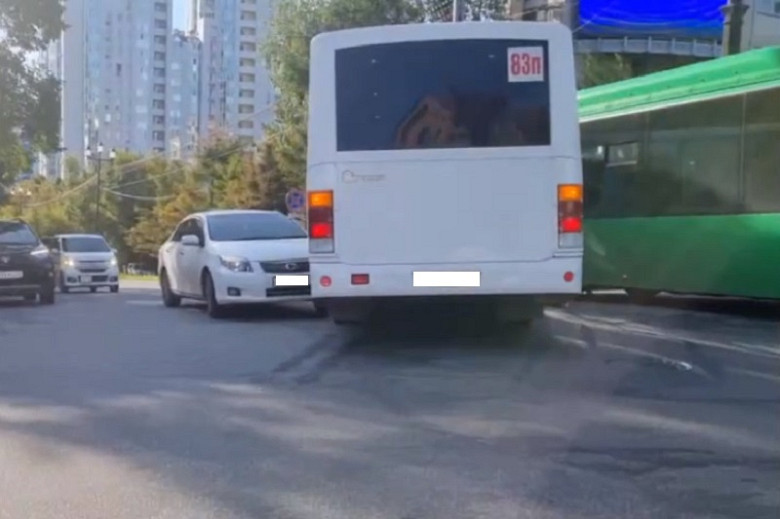 Автобус с пассажирами столкнулся с легковым автомобилем в Хабаровске фото 2