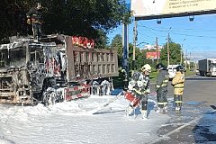 Самосвал сгорел на улице Большой в Хабаровске