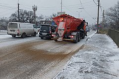 Хабаровские дорожники приступили к расчистке города от снега и льда