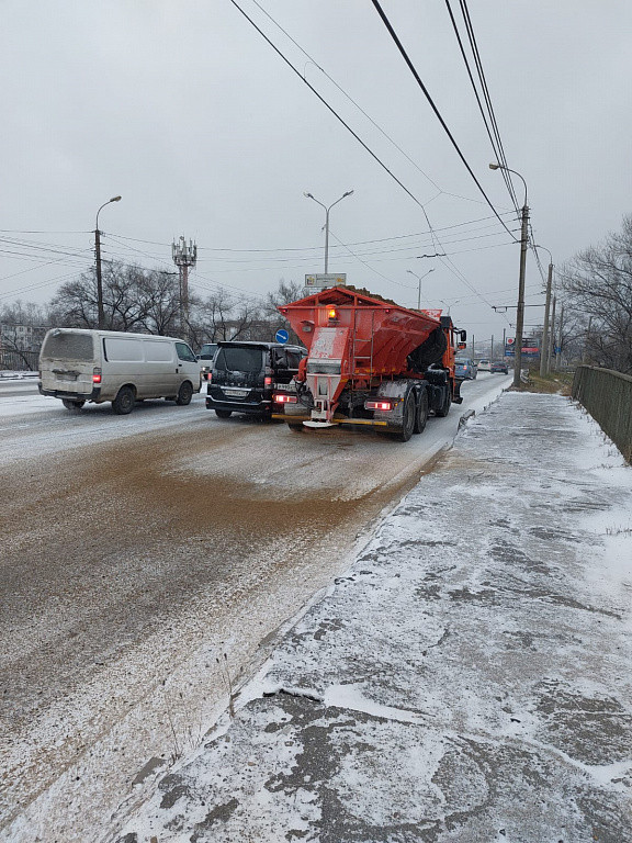 Хабаровские дорожники приступили к расчистке города от снега и льда фото 2