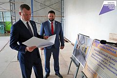 Михаил Дегтярев осмотрел ход ремонта культурно-досугового центра в Охотском районе