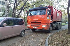 Хабаровских водителей призвали не перекрывать машинами проезд к мусорным бакам