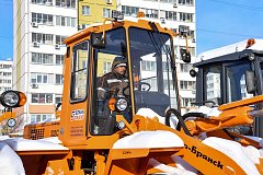 Хабаровские дорожники всю ночь очищали городские дороги от снега и льда