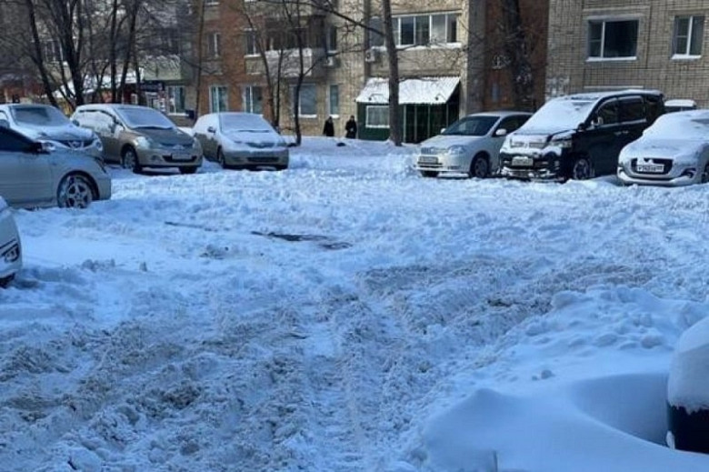 Хабаровчане массово жалуются на качество уборки хабаровских дворов от снега и наледи фото 2