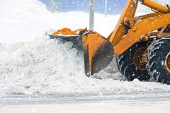 Очищать от снега остановки и парковочные карманы начали коммунальщики в Хабаровске