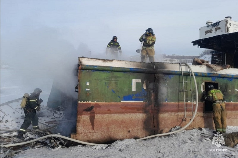 Судно загорелось в хабаровском затоне на Базе КАФ фото 5