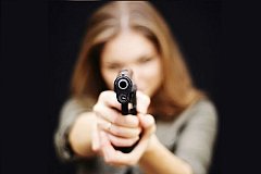 За стрельбу из пистолета в сторону детей осудят хабаровчанку