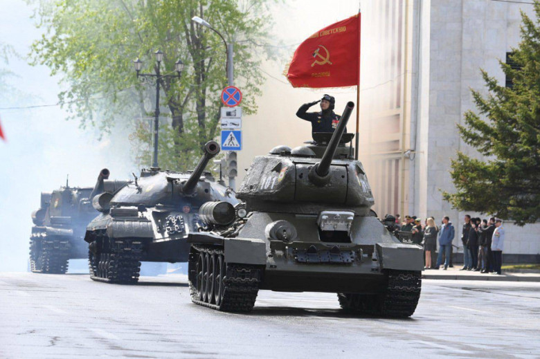 Масштабное событие на востоке страны: в Хабаровске прошел впечатляющий Парад Победы фото 2