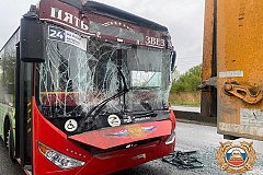 Жуткое ДТП в Хабаровске: 7 человек пострадали при столкновении автобуса и грузовика