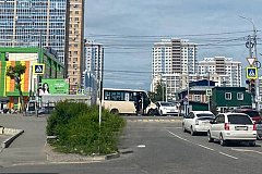 Пассажирский автобус врезался в легковушку в Хабаровске