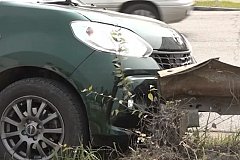Водитель скончался за рулём и врезался в ограждение в Хабаровске