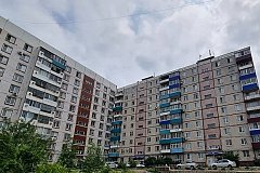 Шокирующий инцидент в Комсомольске-на-Амуре: ребенок выпал из окна и погиб