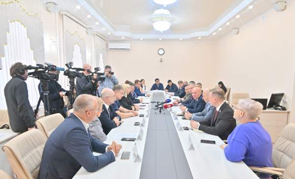 Депутат Госдумы Сергей Кравчук провёл встречу с депутатами Хабаровской городской думы